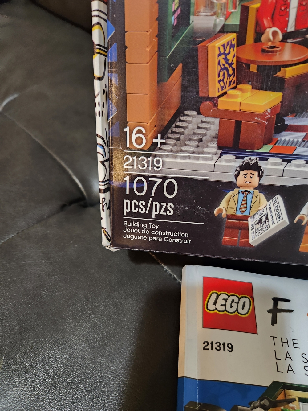 Like New LEGO FRIENDS Central Perk TV Set - Brown & Multicolor Complete! - Picture 2 of 11